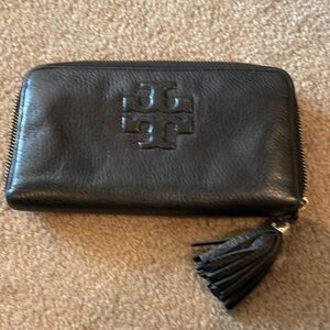 Black pebbles leather Tory burch wallet